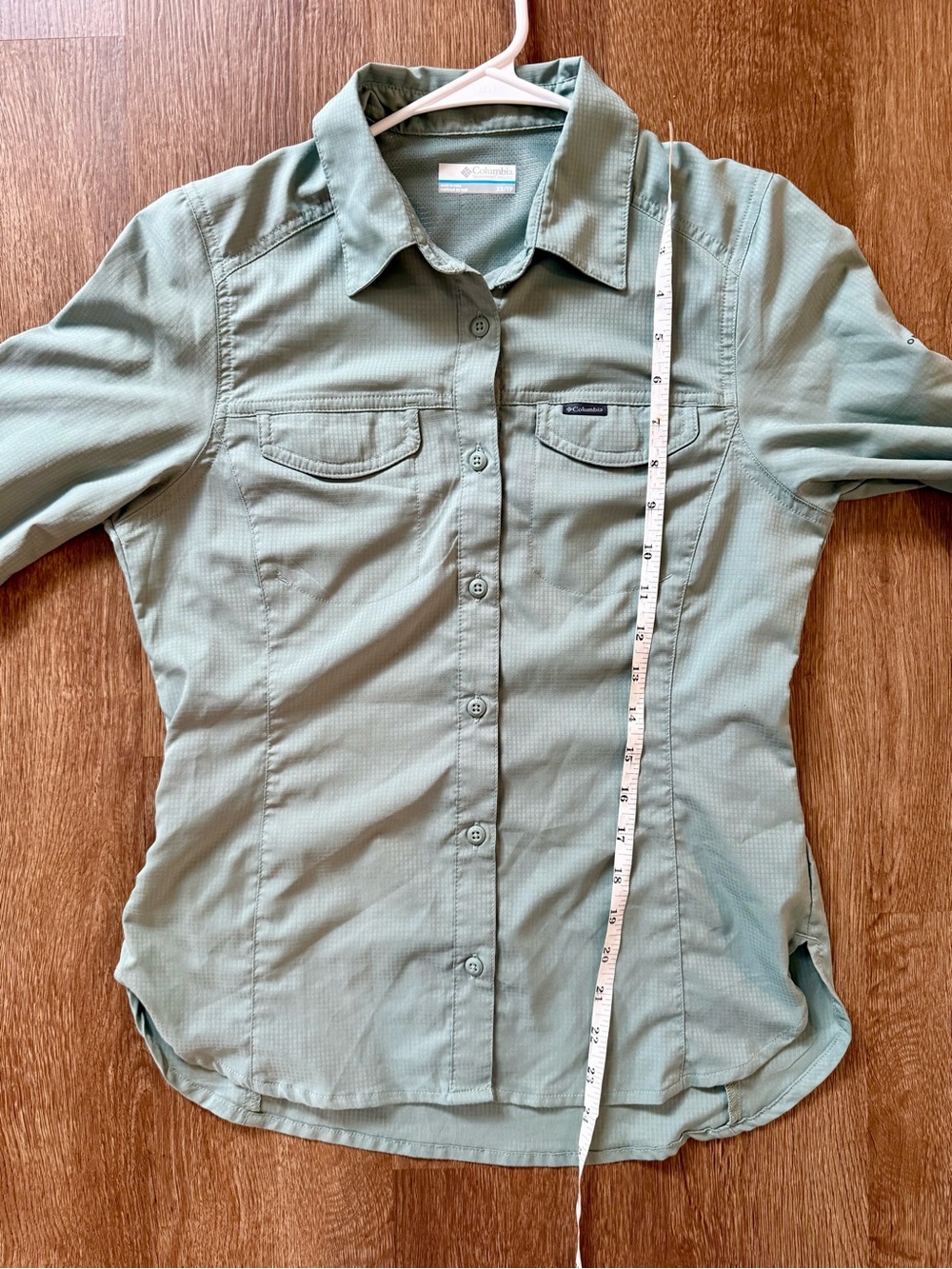 Columbia women’s Light Sage Green Omnishade Button-Up Shirt size XS